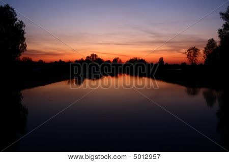 Jezero po západu slunce
