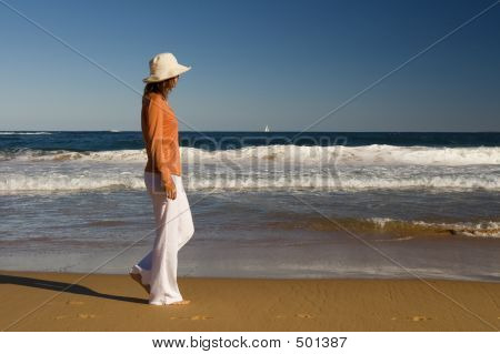 A piedi lungo la spiaggia