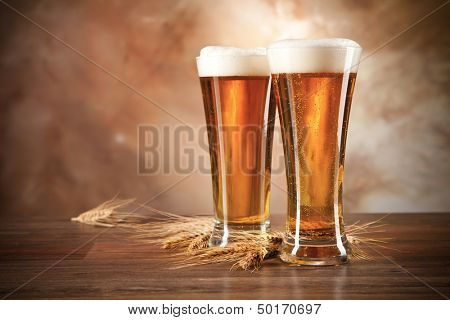 Bicchieri di birra sul tavolo di woden