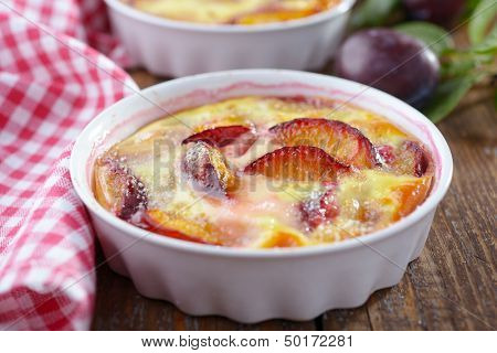 Plum Clafoutis in eine Auflaufform