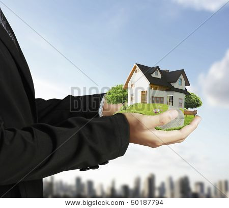 mano che tiene il modello architettonico della casa