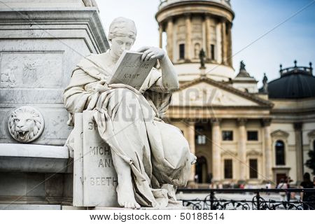 statue i Gendarmenmarkt-pladsen, Berlin