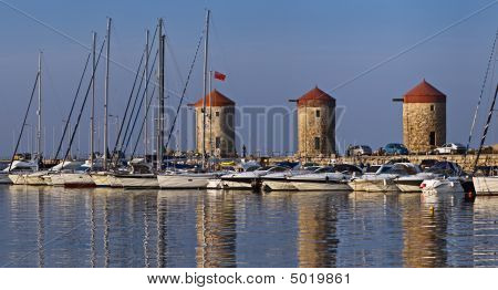Windmühlen und Yachten