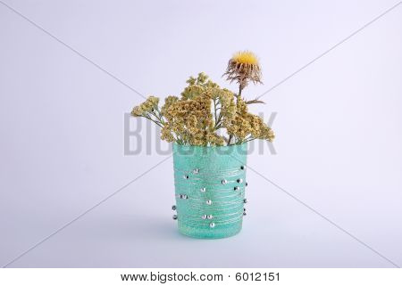 Vase mit trockenen Blumen
