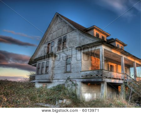 Misteriosa casa abbandonata