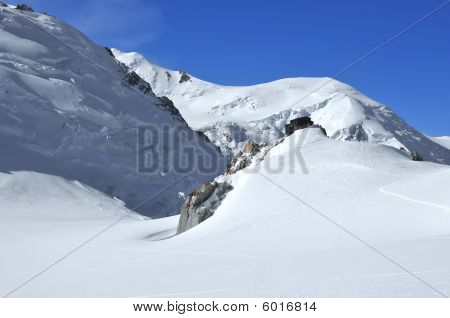 Berghuetten und hohe Gletscher