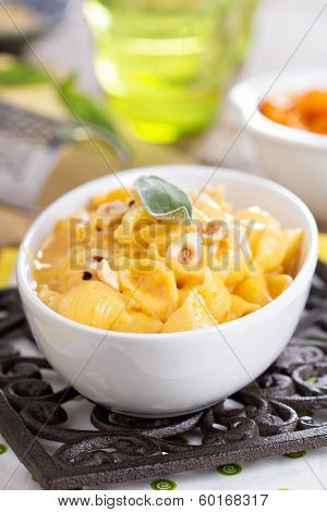 Macaroni and cheese with butternut squash