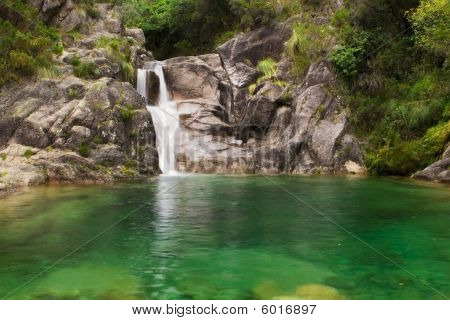 grüne Wasserfall