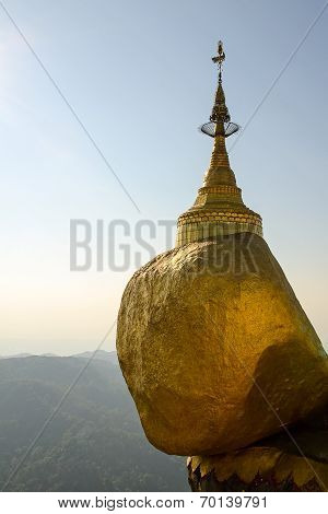 Kyaiktiya Pagoda. Golden Rock. Myanmar.