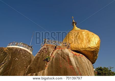 Kyaiktiya Pagoda. Golden Rock. Myanmar.