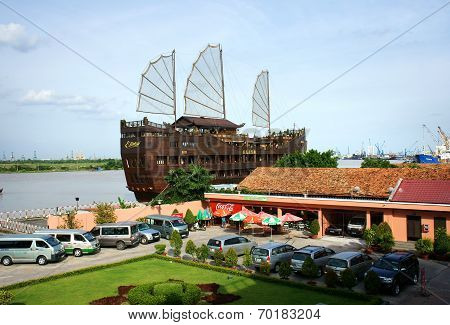 Houseboat, Restaurant, Nha Rong Port