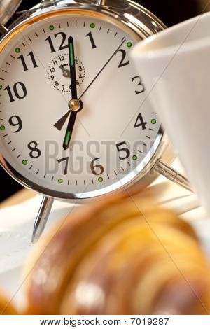 Wecker und kontinentales Frühstück mit Croissants & Kaffee