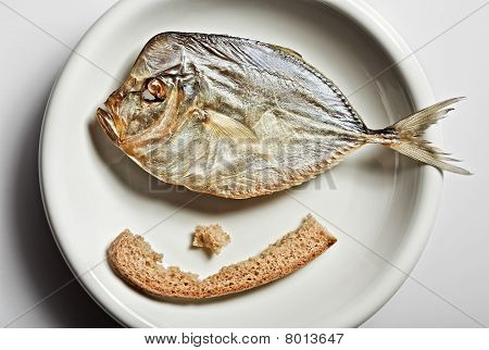 Moonfish salata con crosta di pane sulla piastra bianca