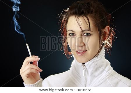 Krásná žena A kouření cigaret