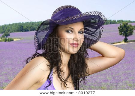 Ragazza In campo color lavanda
