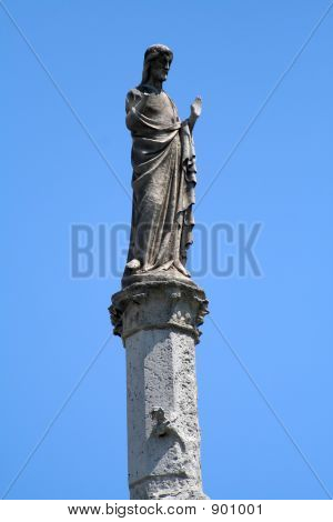 Statue på piedestal