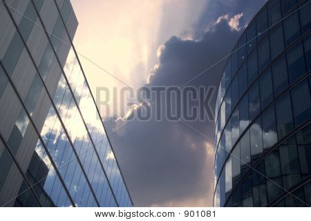 Bürohäuser mit Cloud Overhead