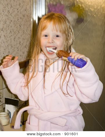 Schattige kleine meisje borstelen tanden