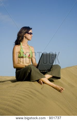 Surfergirl auf laptop2