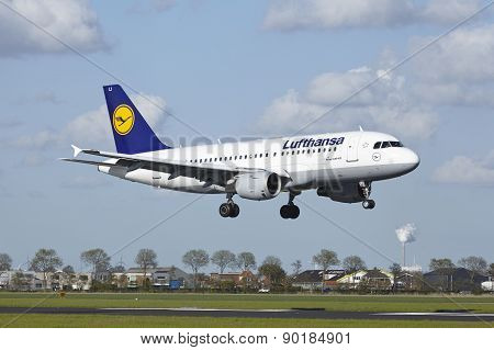 Amsterdam Airport Schiphol - Airbus A319 Of Lufthansa Lands