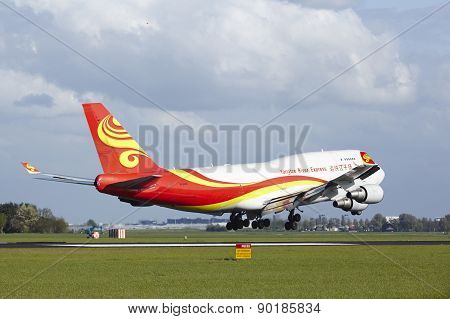 Amsterdam Airport Schiphol - Boeing 747 Of Yangtze River Express Lands