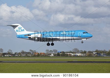 Amsterdam Airport Schiphol - Fokker 70 Of Klm Cityhopper Lands