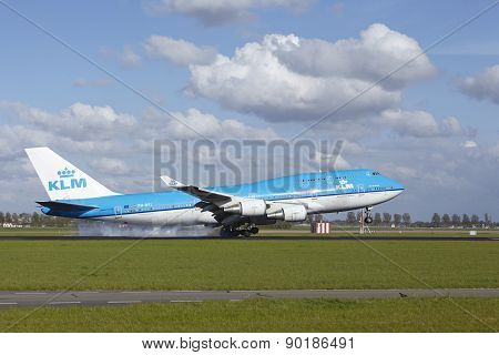 Amsterdam Airport Schiphol - Boeing 747 Of Klm Lands