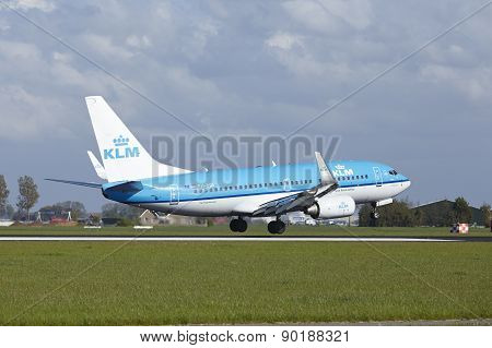 Amsterdam Airport Schiphol - Boeing 737 Of Klm Lands