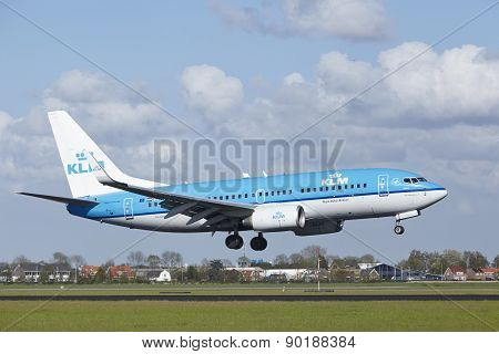 Amsterdam Airport Schiphol - Boeing 737 Of Klm Lands