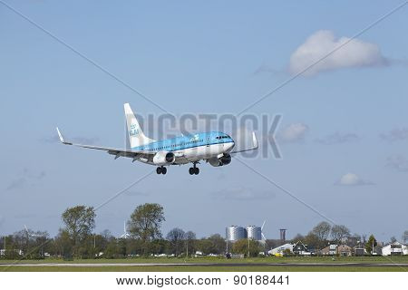 Amsterdam Airport Schiphol - Boeing 737 Of Klm Lands