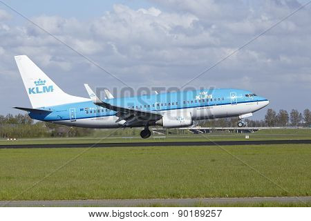 Amsterdam Airport Schiphol - Boeing 737 Of Klm Lands