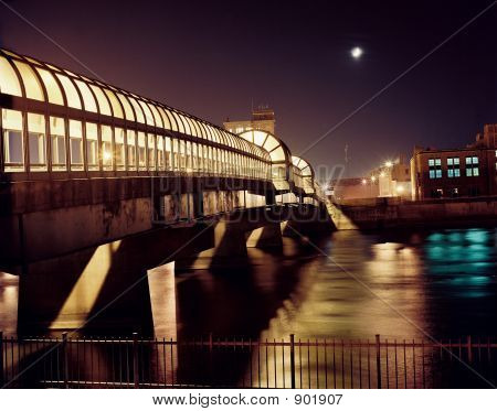 Downtown Bridge v noci