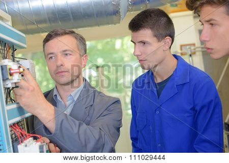 Lesson with an electrician and two apprentices