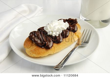 Eclair com creme chantilly