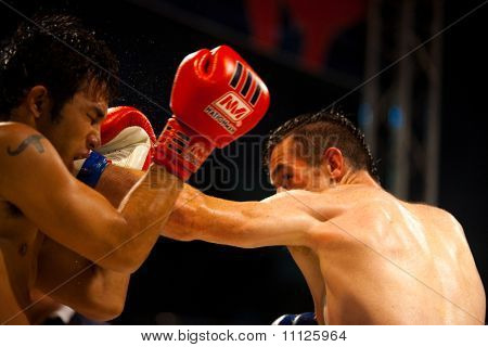 นักมวยไทยมวยซ้ายชกหัวเหงื่อ