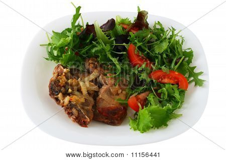 Cerdo con salchichas y ensalada