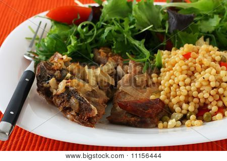 Cerdo con salchichas y cuscús