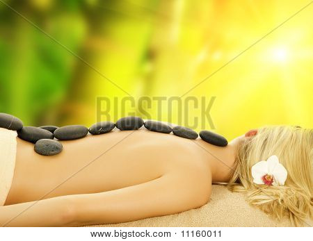 Massagem com um bom pedras vulcânicas quentes