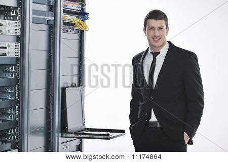 Ung elev i Datacenter Server rum