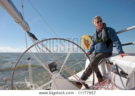 Navegando en el IJsselmeer en los Países Bajos