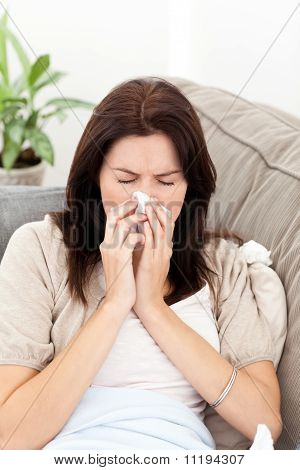 ソファの上で彼女の鼻をかむ病気の女性の肖像画
