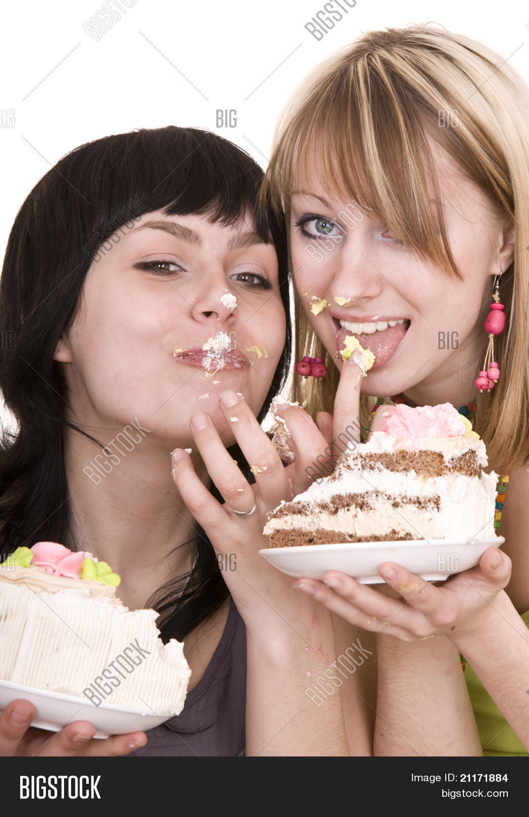 Девочка с бананом. Подруги в кафе. Девочка ест банан. Дети за столом едят сладости. Девушка ест чипсы.