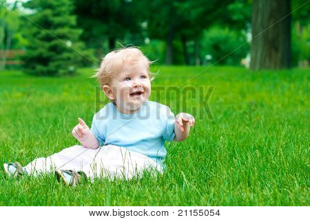 Bambino sull'erba