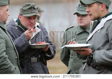Belarus, Gomel, Gomel region 11.21.2015. Reconstruction of the battle of the Second World War. Soldier lunch.