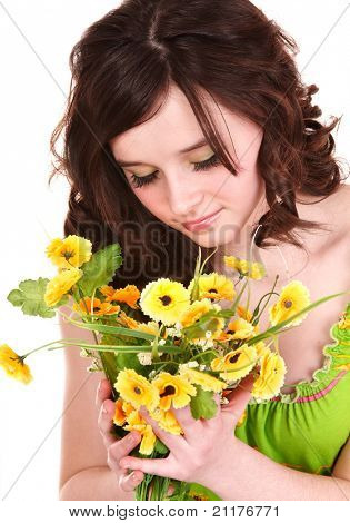 Bella ragazza con fiore selvaggio. Isolato.