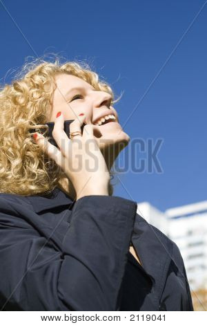 Entreprise femme parle par un téléphone Mobile