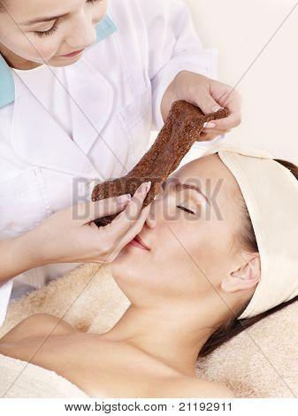 Yosun maskesi ile genç kadın.