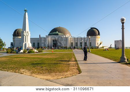 Los Angeles, Usa - April 11, 2019: Griffith Observatory Building Located On The South-facing Slope O