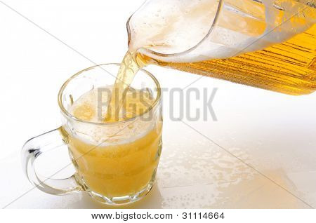 Bir sürahi bir kupa üzerinde ıslak dökme bira bar sayacı. Yatay biçimi.