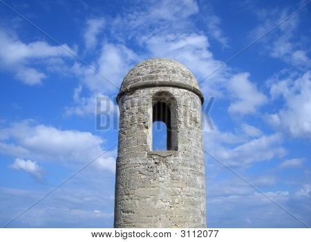 Torre sineira, com céu azul